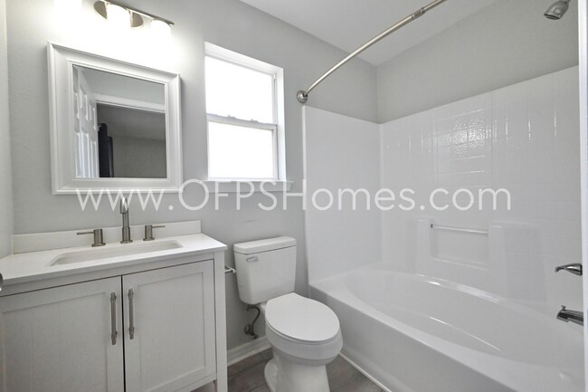 Building Photo - 3/2 in Pensacola!