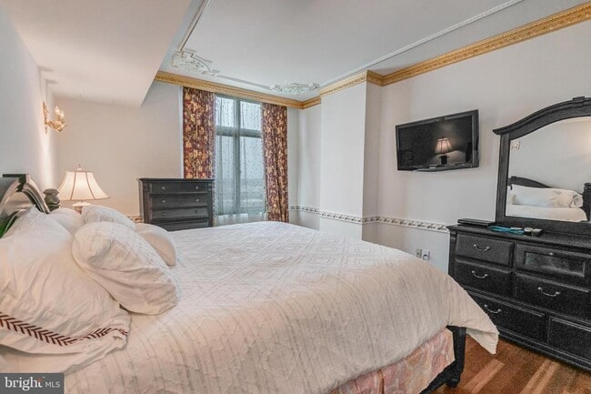 Building Photo - 5750 Bou Ave