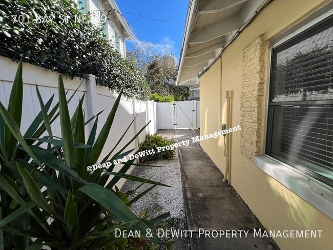 Building Photo - 701 Bay St NE