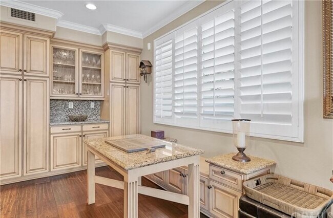 Building Photo - 9 Marisol