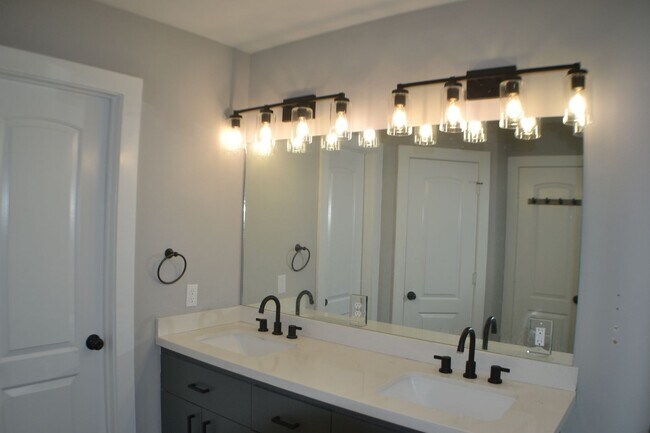Building Photo - House for rent in Houston