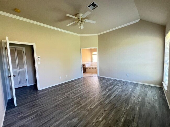 Building Photo - 624 Vickery Ave
