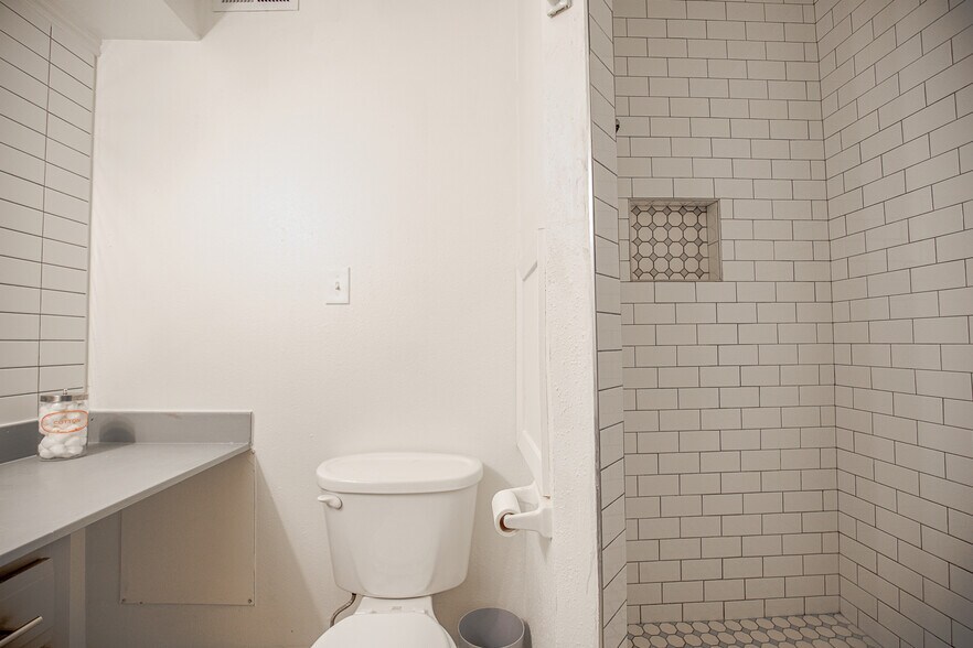 Building Photo - 6711 S Richmond Ave