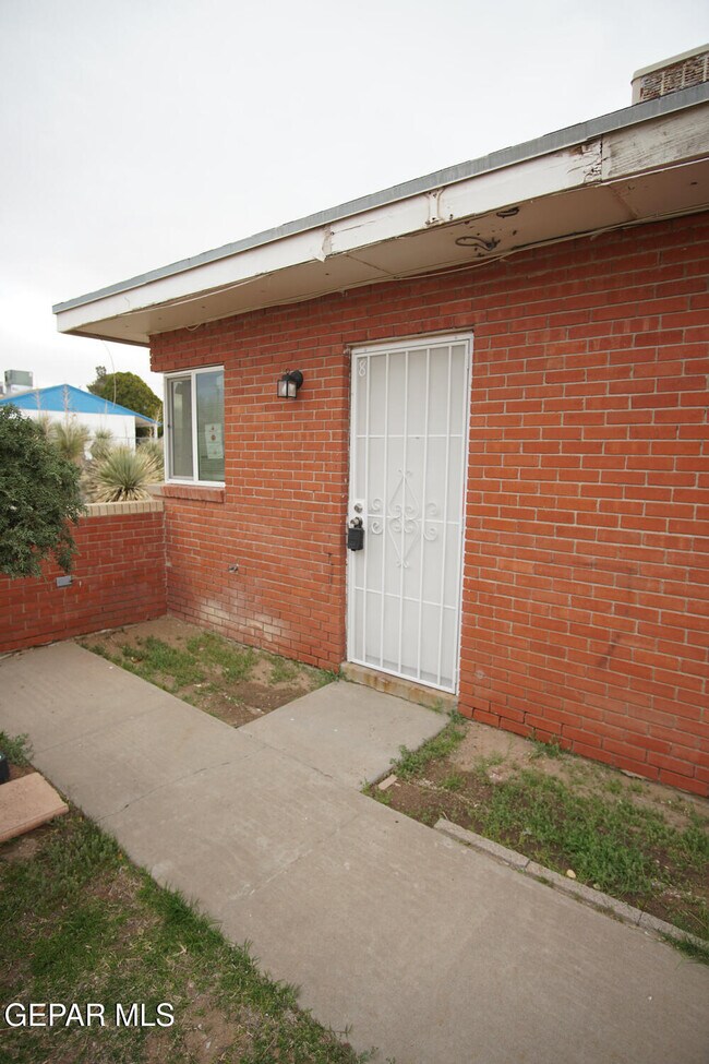 Building Photo - 1421 St Johns Dr