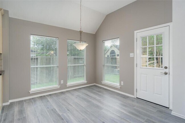 Building Photo - 3622 Englewood Dr