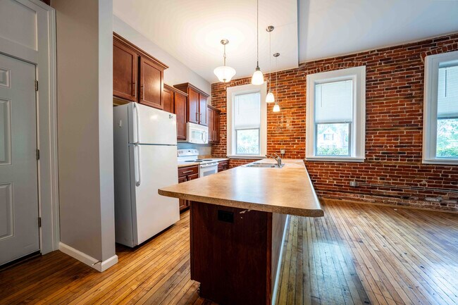 Building Photo - 1422 Lyon St