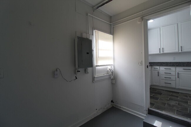 Building Photo - 2 Bedroom 1 Bath Home In Mission