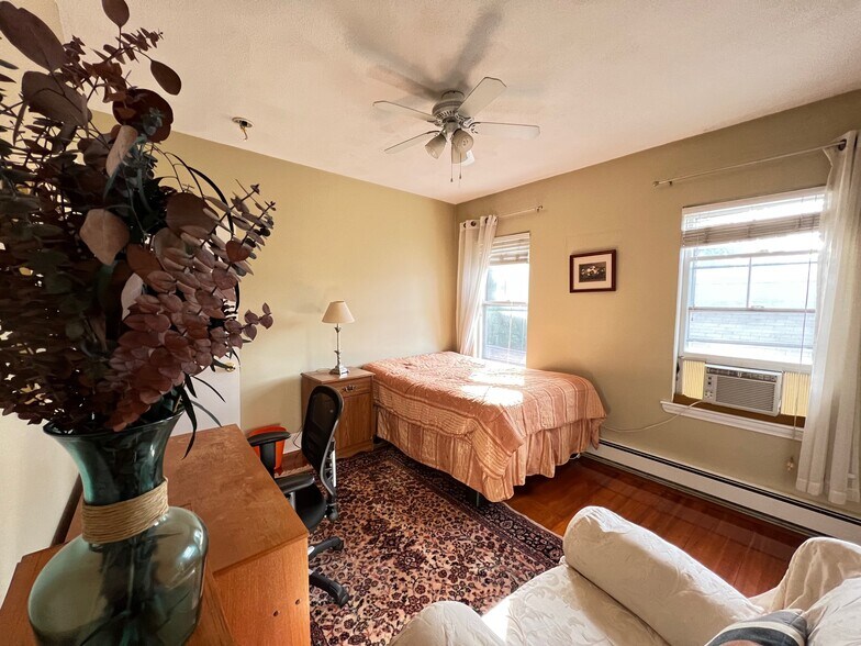 Furniture Included: Bed# 1 - 558 Washington St
