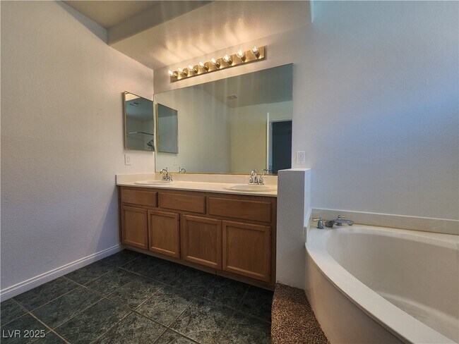 Building Photo - 908 Alta Oaks Dr