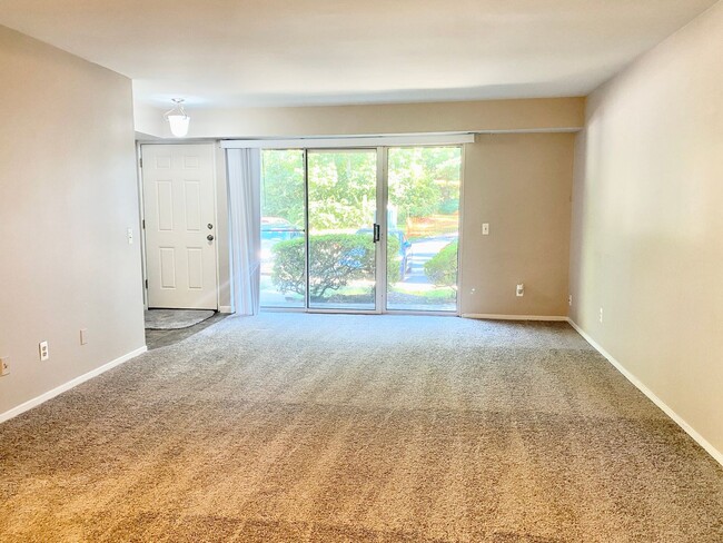 Building Photo - Spacious 2 Bed 2 Bath! Pets Welcome!  No S...