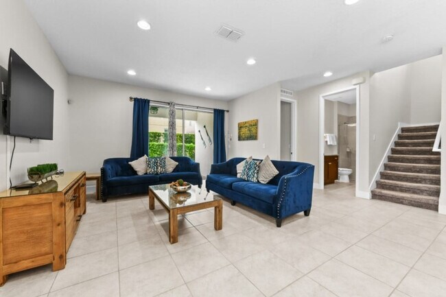 Building Photo - 350 Lasso Dr