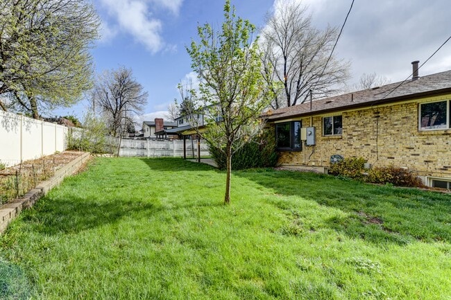 Building Photo - Great 4 Bedroom 3 Bath Home with 2 Car Garage and Covered Patio!