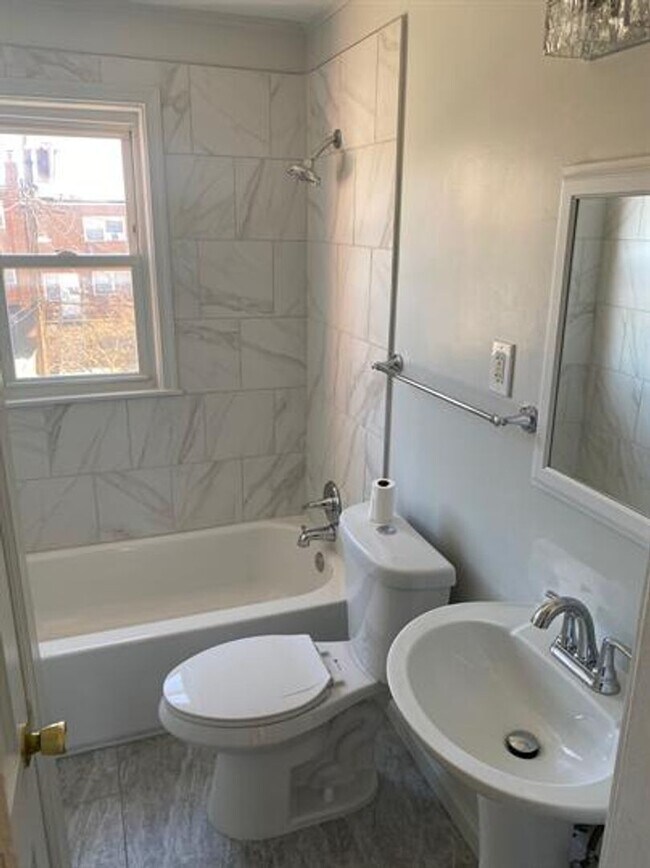 Building Photo - Two Bedroom Home