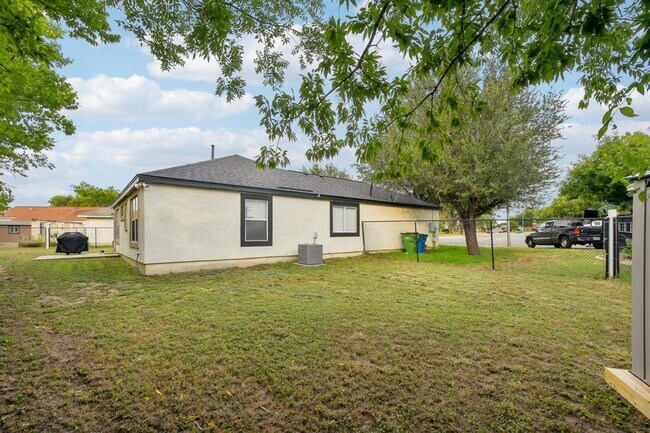 Building Photo - 3308 Ross Cove