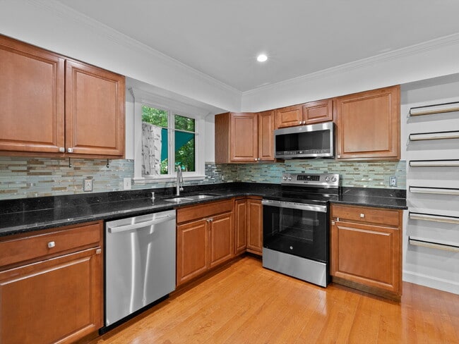 Building Photo - Spacious Reston Townhome in a Prime Centra...