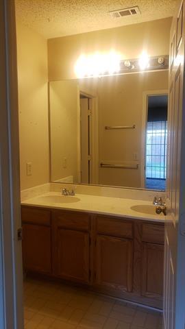 Building Photo - 2412 Country Hollow Ln