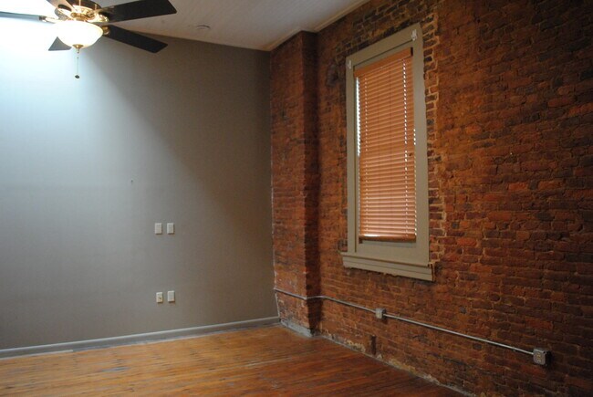 Building Photo - 829 S Railroad Ave