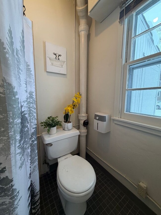 Building Photo - 1 bed, 1 bath for rent in quiet Waterloo neighborhood