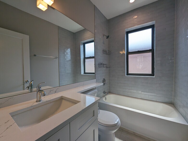 Building Photo - 3939 N Janssen Ave