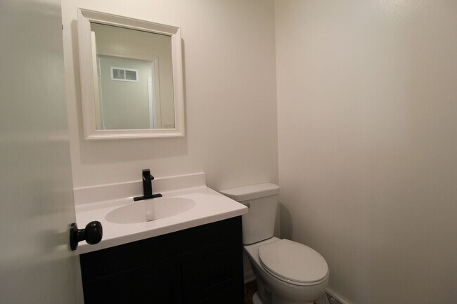 Building Photo - Updated 2 Bedroom 1.5 Bath Duplex In Olathe