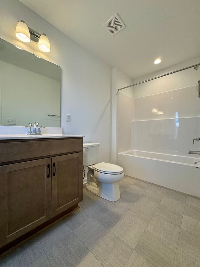 Building Photo - Newly Built End-Unit Townhome in Blacksburg - SHORT-TERM lease