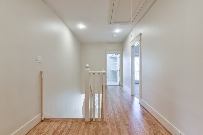 Building Photo - 1030 W 16th St