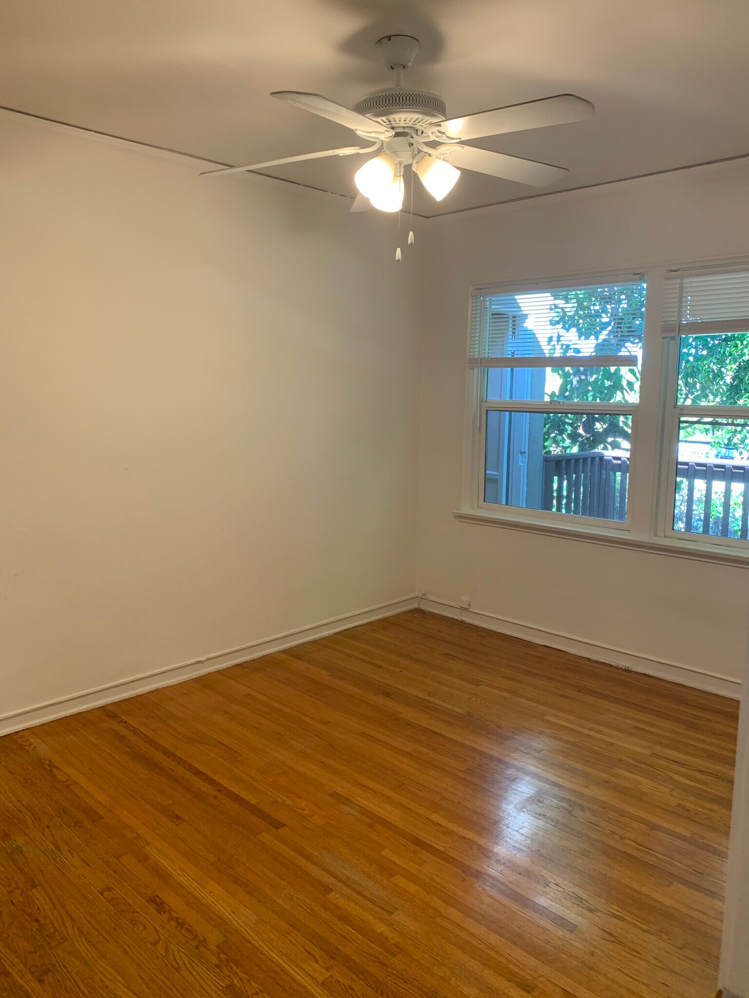 Building Photo - 412 N Doheny Dr