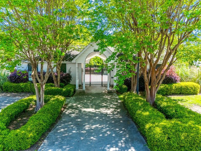 Building Photo - Beautiful 2 Bed 2.5 bath townhome in Benni...