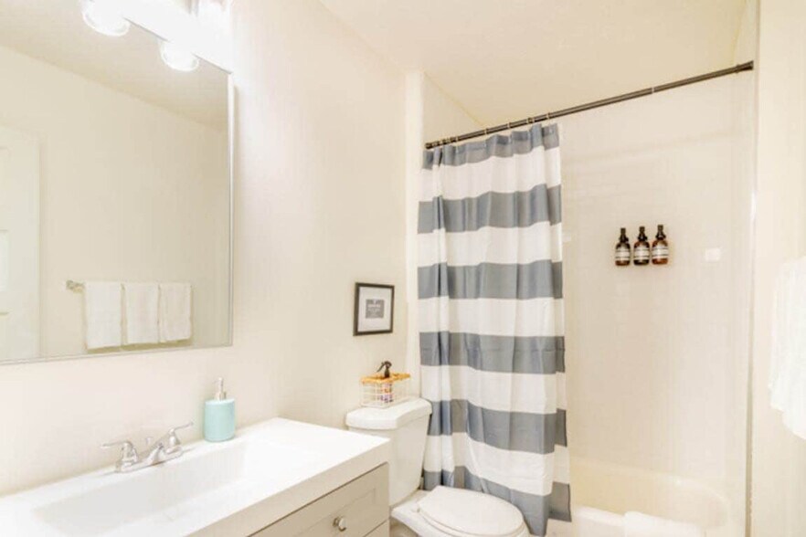 Building Photo - 3912 Crestview Dr