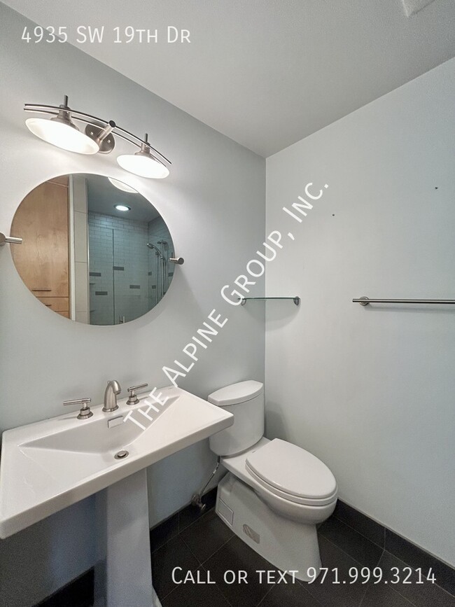 Building Photo - 4935 SW 19th Dr