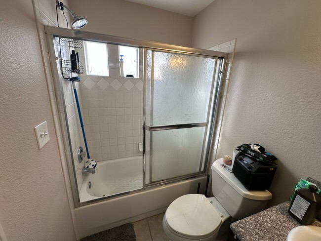 Building Photo - 2 Bed, 2 Bath in Courtyard Estates!