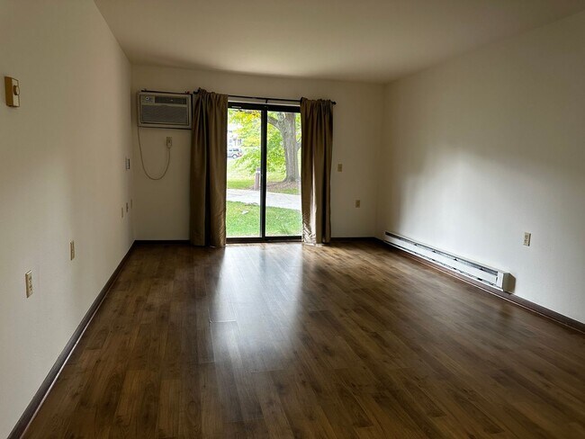 Building Photo - Spacious 1 Bedroom Condo with Pool