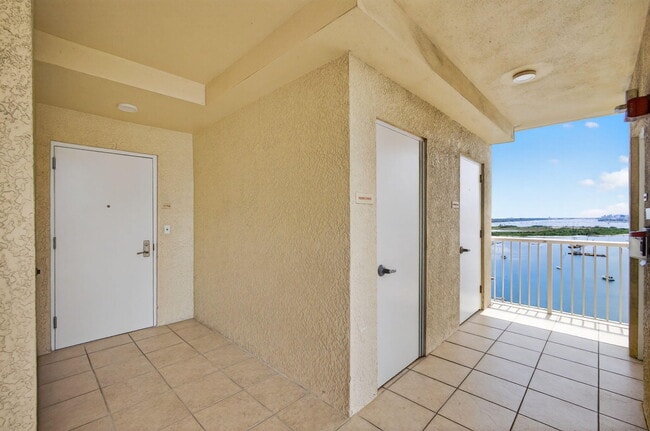 Building Photo - 2640 Lake Shore Dr