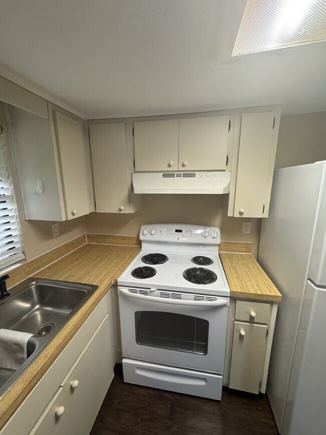 Building Photo - "Charming 1-Bedroom Retreat with Full Bath...