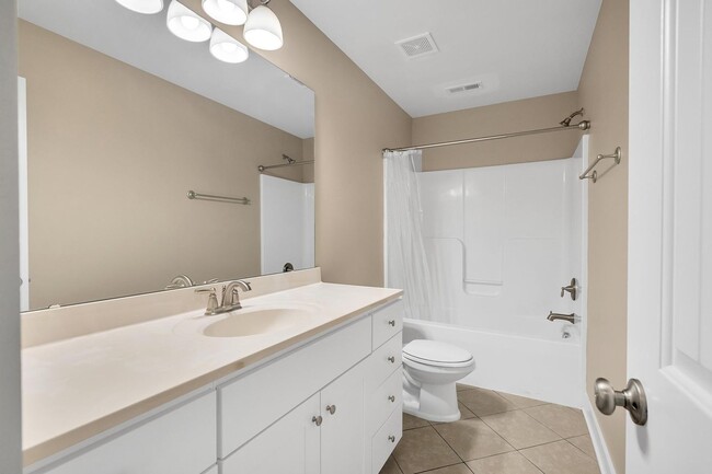 Building Photo - Beautiful 3 Bedroom with bonus in Sneads Ferry