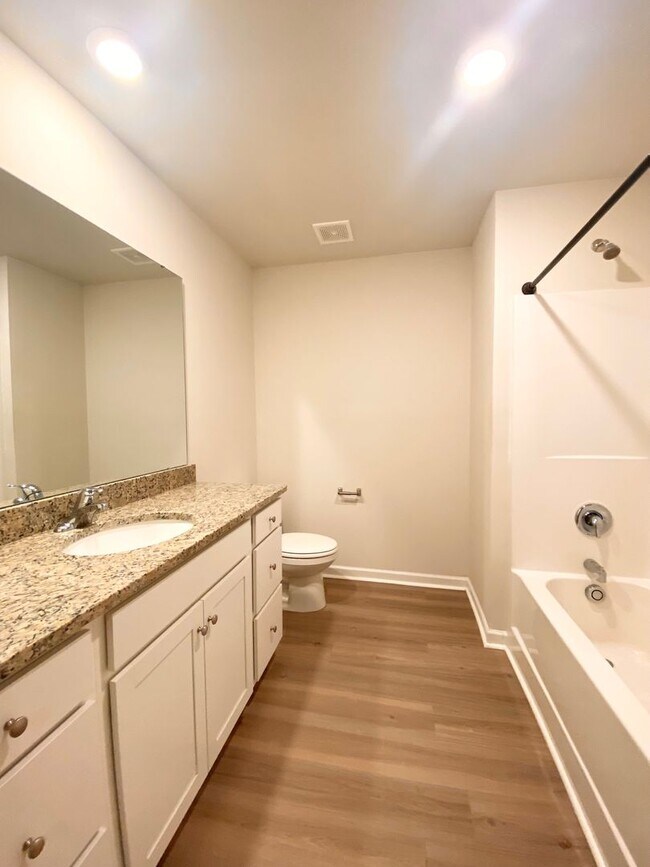 Building Photo - BETTER THAN NEW!