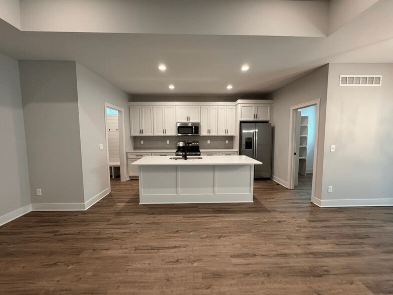 Building Photo - 1613 SW Hedgewood Ln