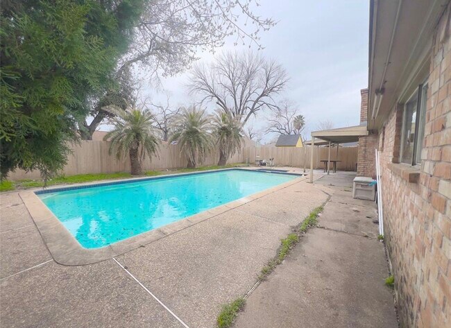 Building Photo - 430 Breeze Park Dr