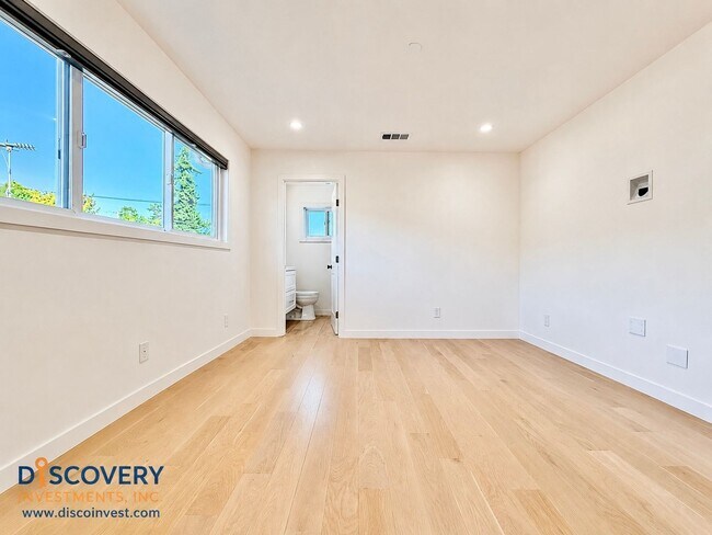 Building Photo - 3939 Midvale Ave