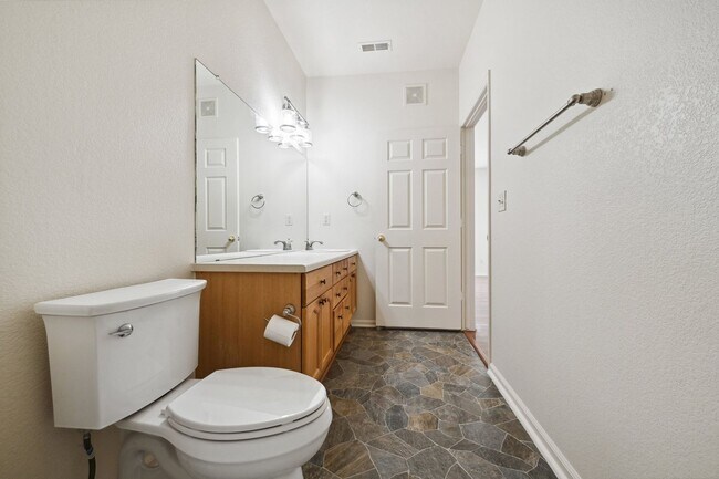 Building Photo - 3 Bedroom Condo in Aurora