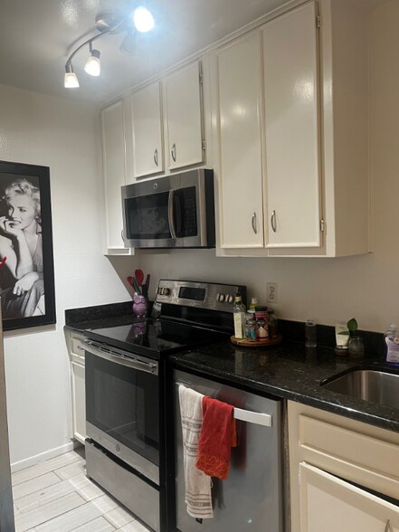 Building Photo - 1414 Castle Ct