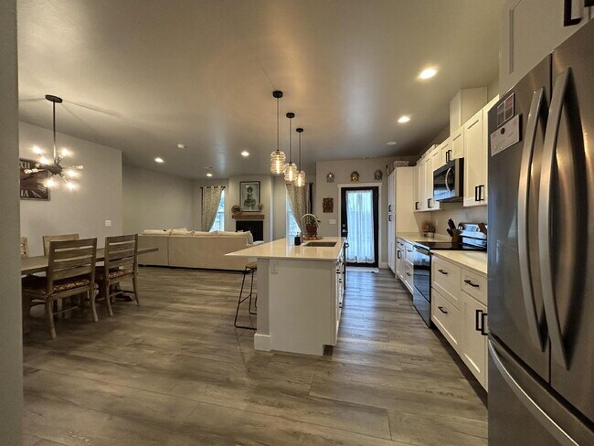 Building Photo - Beautiful Fully Furnished 3 Bed, 2.5 Bath Townhouse on Corner Lot