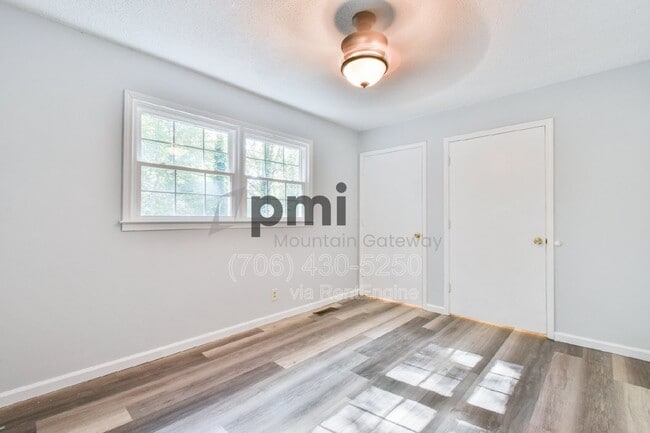 Building Photo - 42 Greenwood Cir