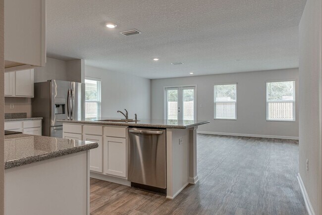 Building Photo - 3-Bedroom Home - Cambria