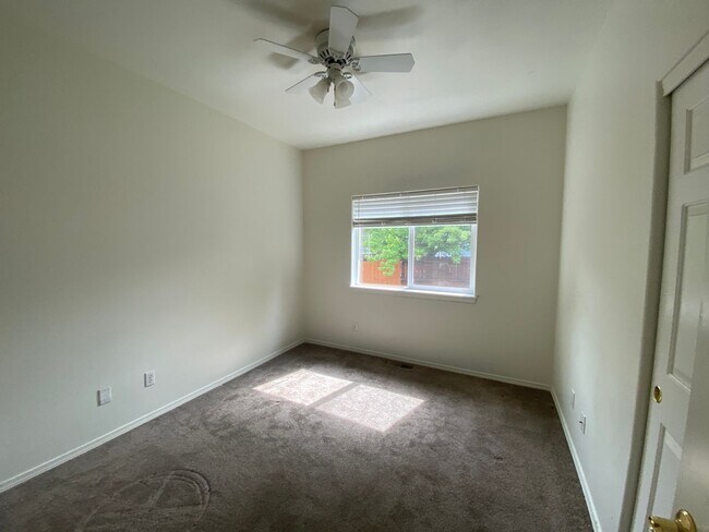 Building Photo - 3 Bedroom home in quiet neighborhood