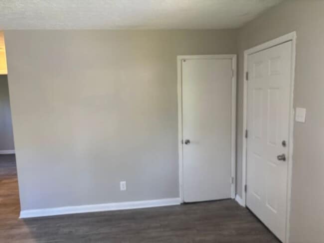 Building Photo - Comfortable Living in a Cozy 2-Bedroom Dup...