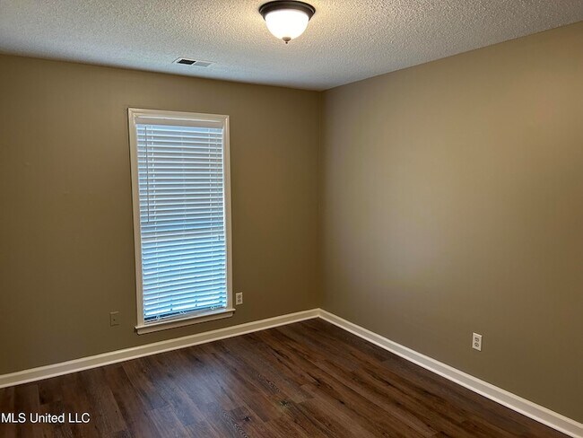 Building Photo - 960 Clarington Dr