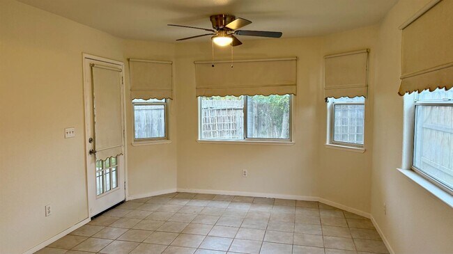 Building Photo - 945 Don Medico Dr