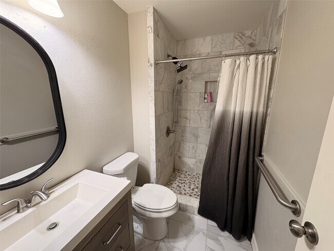 Building Photo - 2118 Hilton Head Dr