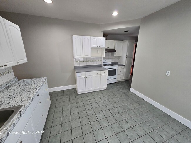 Building Photo - Painted First Floor 3 Bd 1 Bath Available For Rent Now!